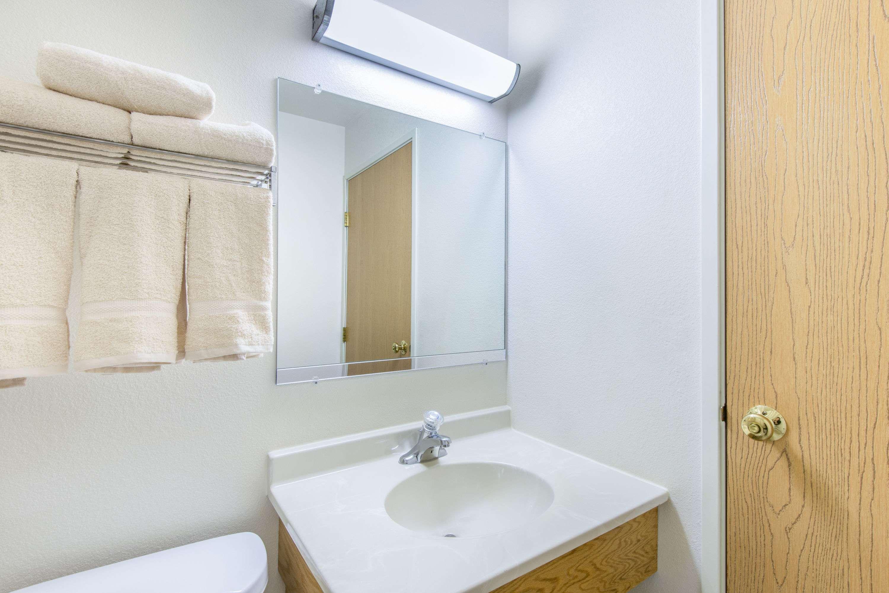 Hotel Super 8 By Wyndham West Middlesex/Sharon Area Esterno foto